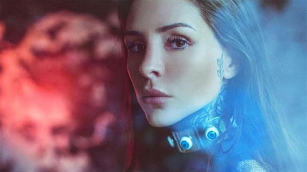 Desnuda y encintada a una modelo: la nueva y polémica foto de Candelaria Tinelli