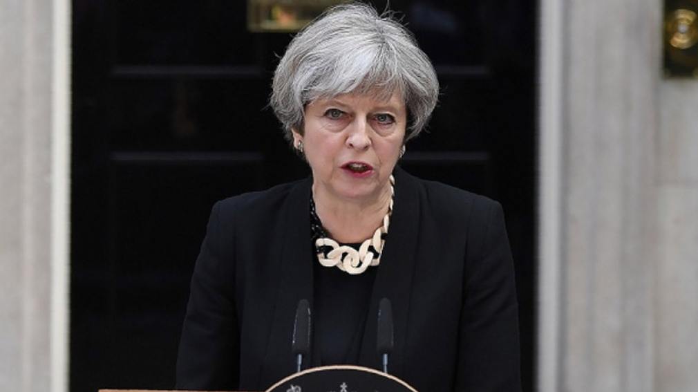 Theresa May continuará al frente del gobierno británico al superar la moción de censura
