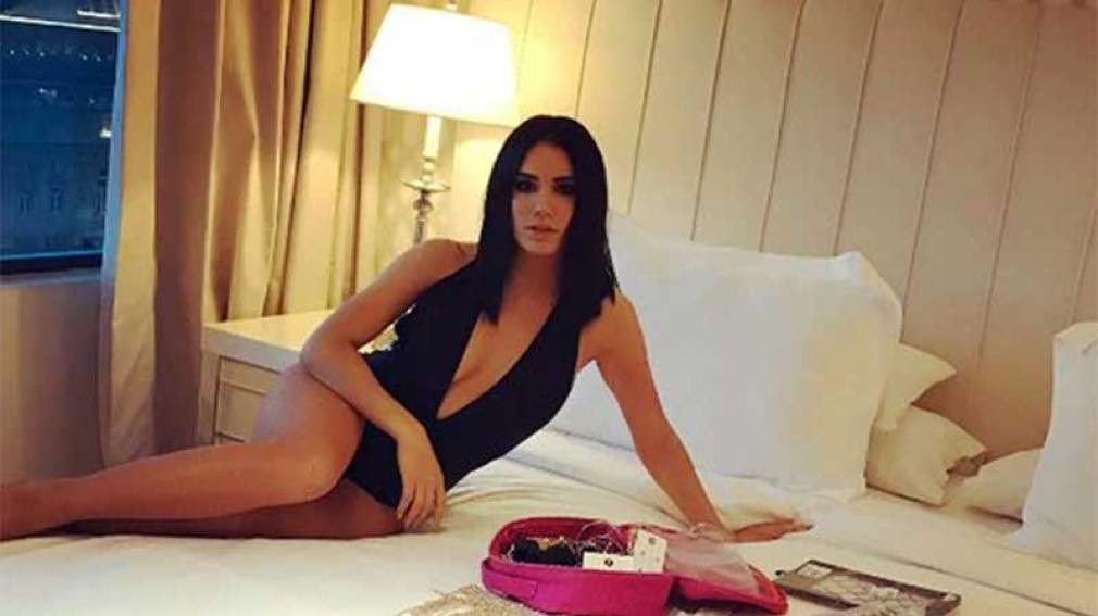 Lali Espósito derrocha sensualidad en la cama con un escote