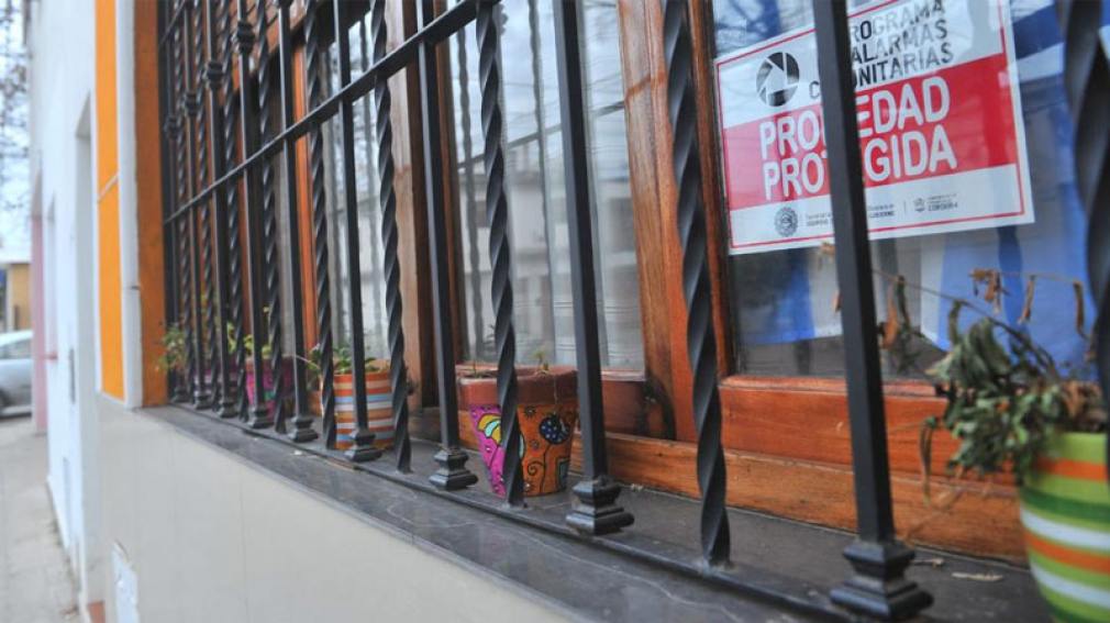 Entró a robar una casa y quedó atrapado por la reja de la ventana