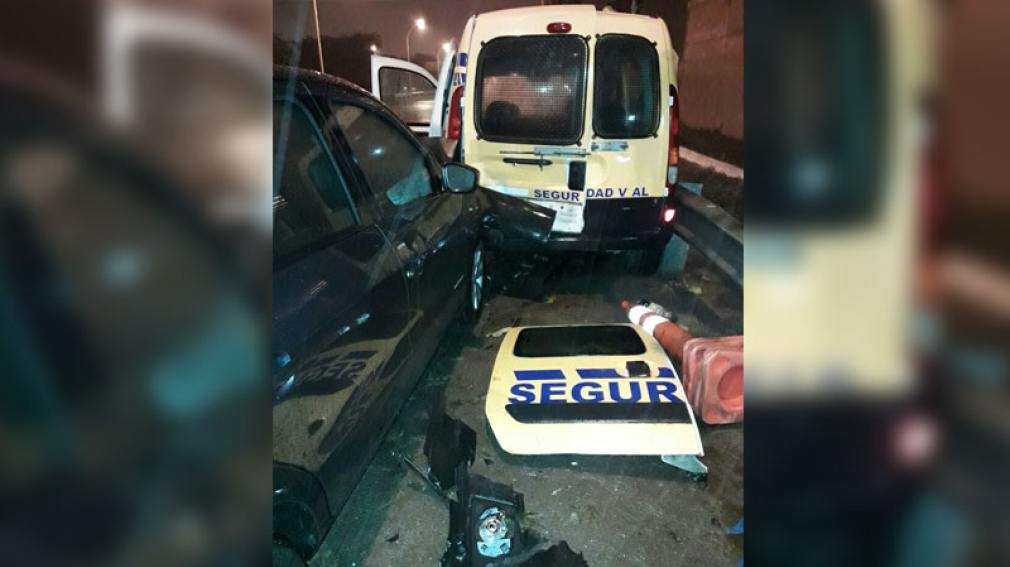 Chocó un movil policial, destrozó una moto y lesionó a un policía