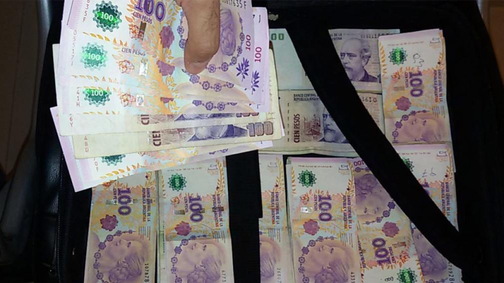 Rompieron el vidrio de un auto y escaparon con 30 mil pesos