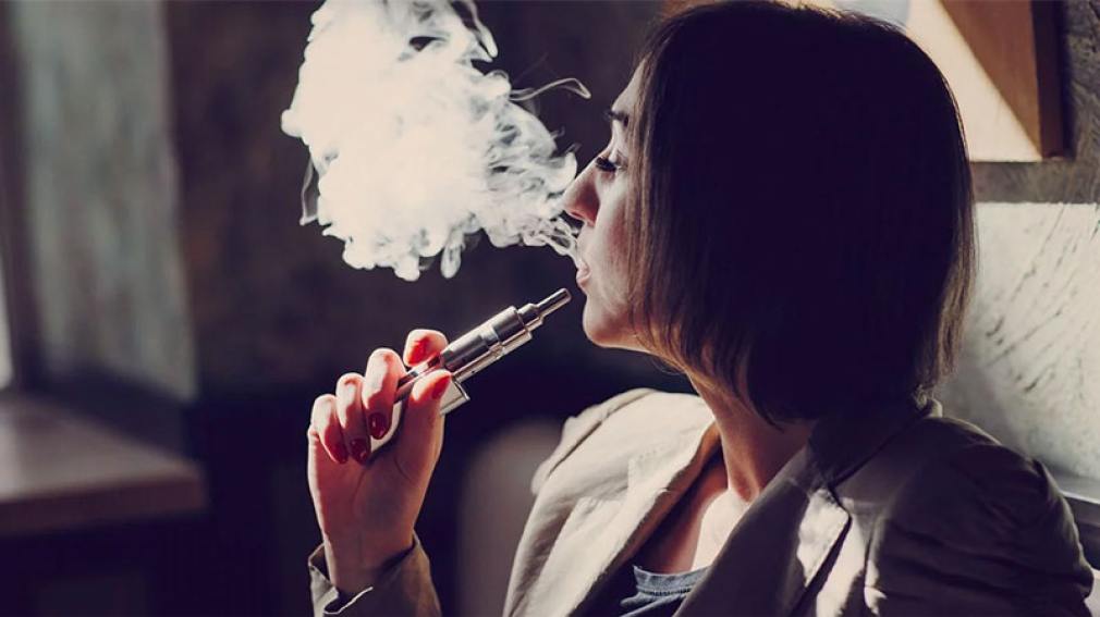Experimento: la diferencia entre fumar un cigarrillo electrónico y uno común