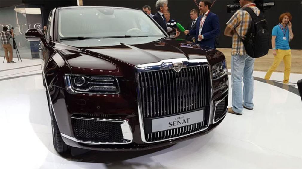La limusina de Vladímir Putin abre el Salón del Automóvil en Moscú