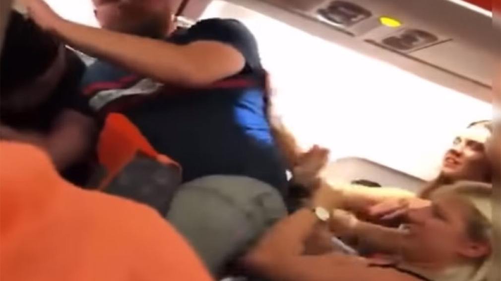 Escándalo en pleno vuelo: una mujer borracha se desnudó e inició una batalla campal