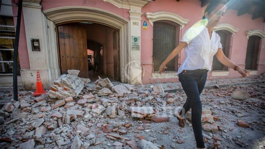 Pudo ser una tragedia: cayó parte de la fachada de un edificio histórico en Salta