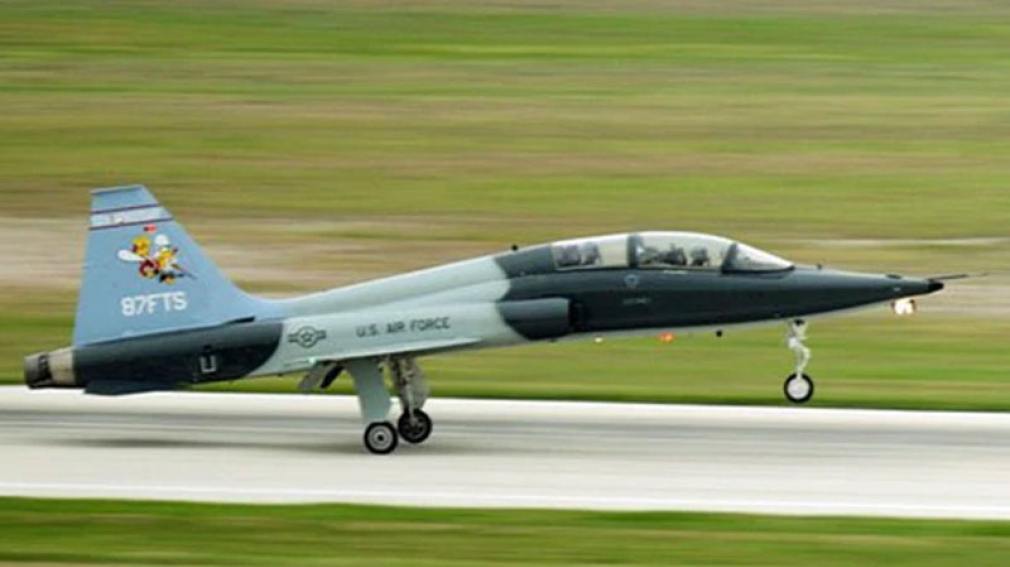 Se estrelló un jet de entrenamiento y murió el piloto y otro resultó herido