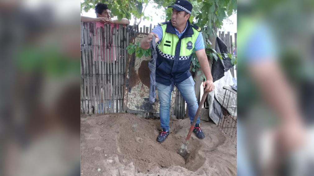 Tucumán: enterró bolsas con dinero y drogas en el fondo de su casa