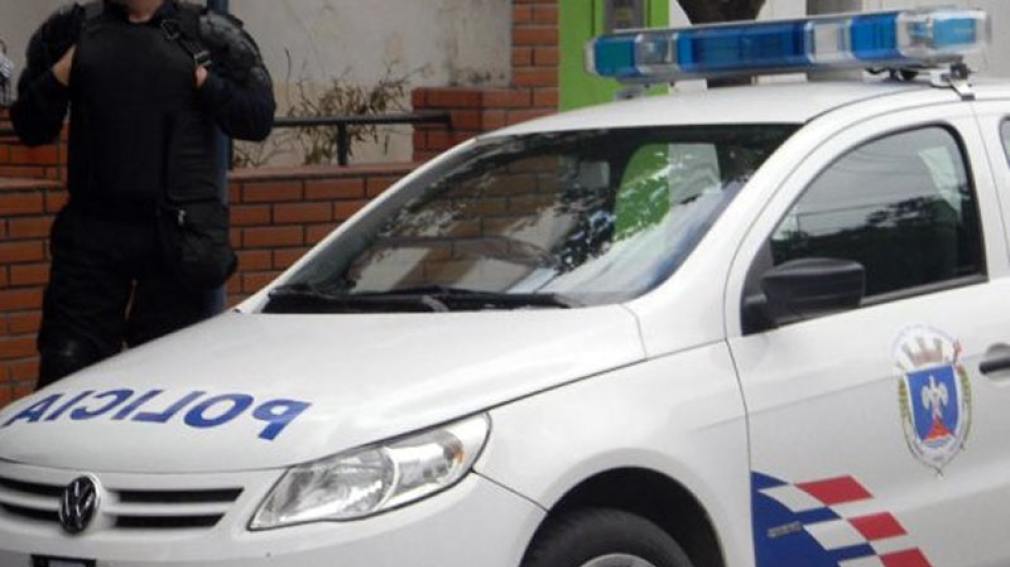 Arrojó tres televisores que había robado para poder escapar de la Policía