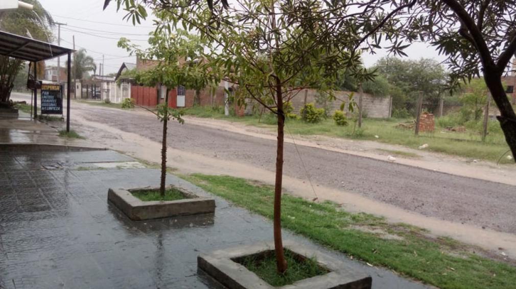 Tormenta eléctrica y copiosa lluvia sorprendió a Las Termas