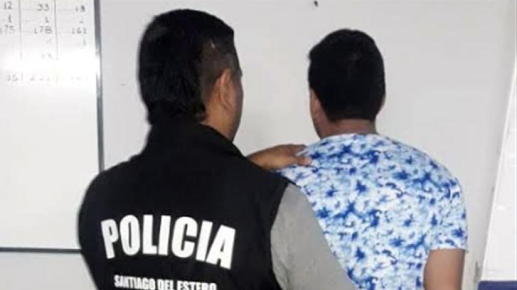 Motochorros le robaron a una mujer cuando esperaba el colectivo: uno fue detenido