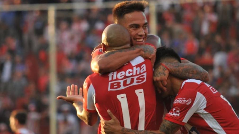 Unión de Santa Fe se metió en octavos con una goleada