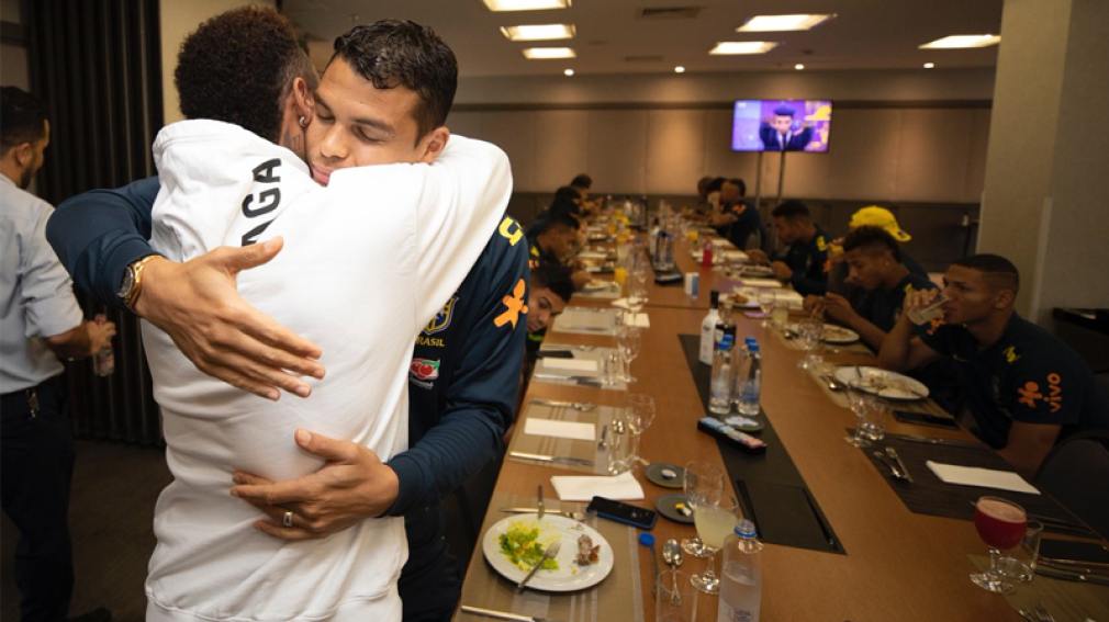 Neymar visitó la concentración brasileña en la previa del partido ante Perú