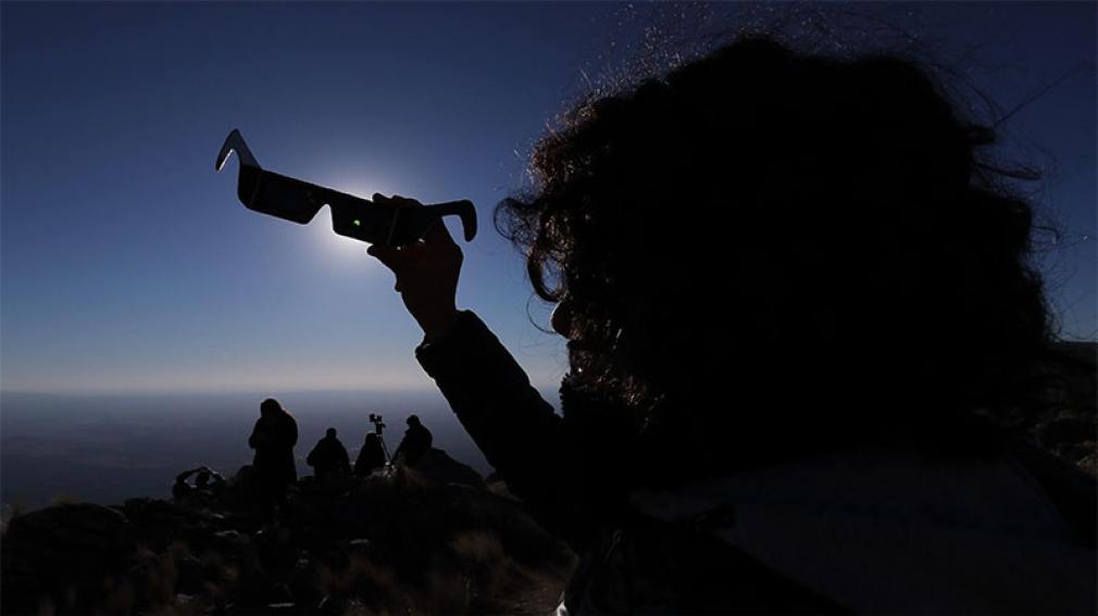 Vio un eclipse solar sin protección y se quemó la retina ocular