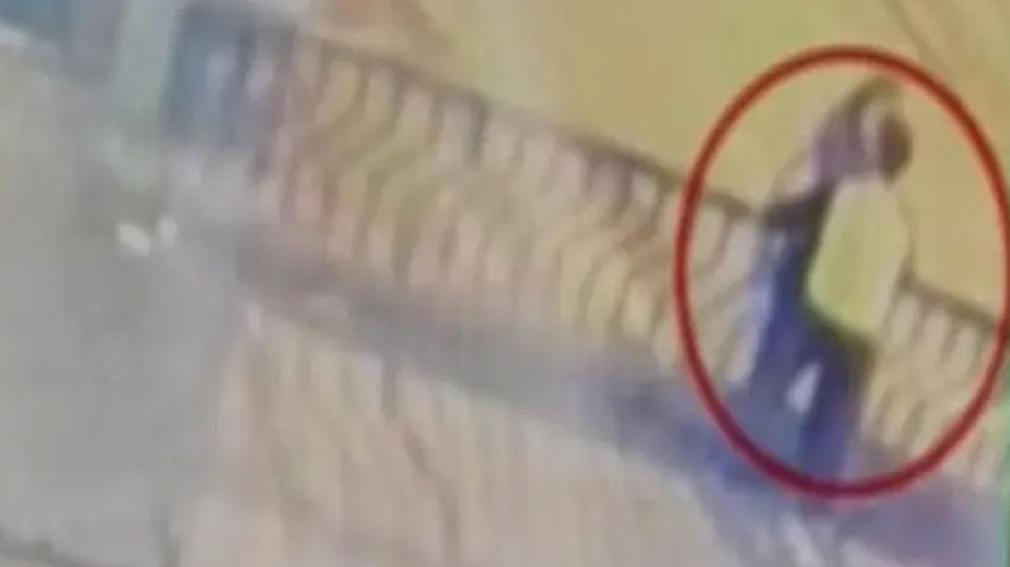 Se besaban en un puente y murieron al caer por la baranda