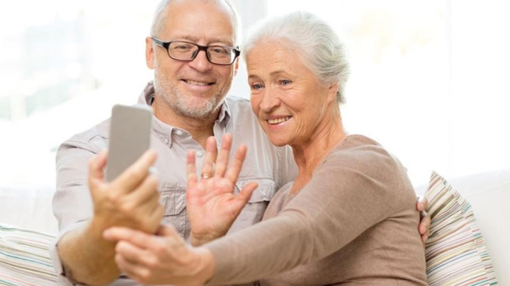 El tierno blooper de los abuelos que intentan saludar a su nieta por audios de WhatsApp