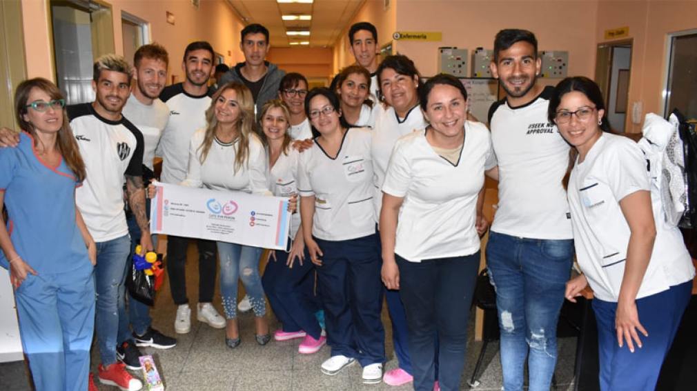El plantel de Central Córdoba entregó regalos a pacientes del Cepsi