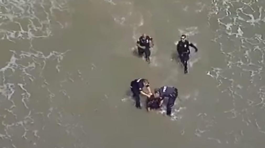 Persecución termina con el delincuente y policías juntos en el mar
