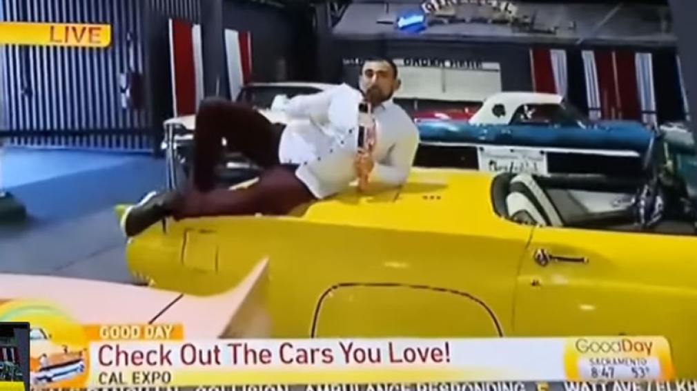 Despiden a un periodista por subirse a varios autos durante una transmisión en vivo