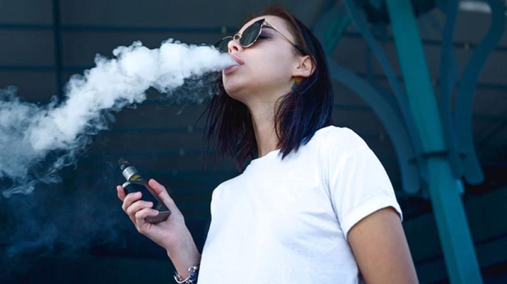 Nueva York elevará la edad mínima para consumir cigarrillos electrónicos y tabaco