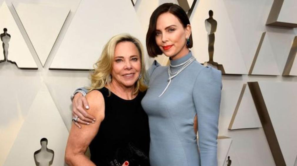 Charlize Theron cuenta abiertamente sobre la noche en que su madre mató a su padre