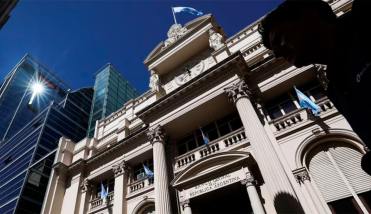 El Banco Central negó una devaluación con la salida del cepo cambiario y aseguró que “la inflación seguirá bajando”