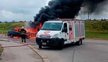 Video: un automóvil fue consumido por las llamas y generó tensión en plena autopista