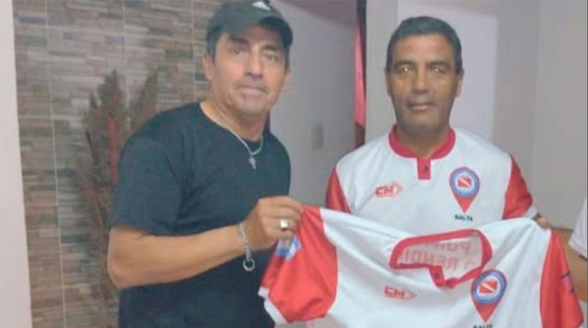 Tragedia: un entrenador de fútbol infantil colapsó en medio de la cancha y perdió la vida