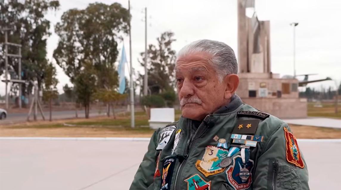 Murió Carlos Tomba, aviador en Malvinas, condecorado y elogiado por un piloto británico