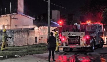 Incendio en una vivienda de Av. Alsina movilizó a la policía y a dos dotaciones de bomberos