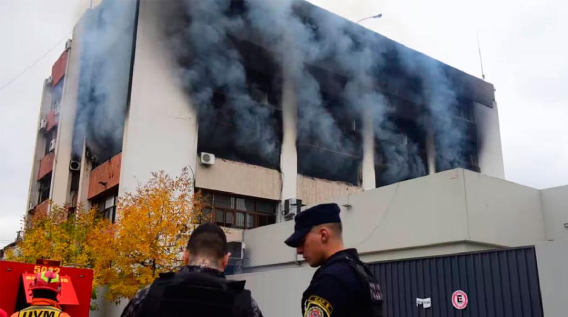 Pánico en Córdoba por un feroz incendio en un edificio céntrico