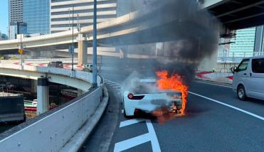 Ahorró durante 10 años para comprarse una Ferrari y su alegría se hizo humo una hora después