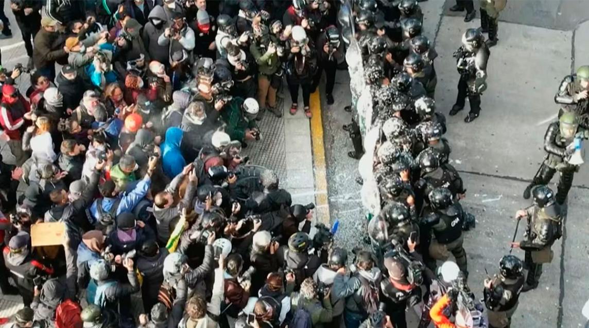 Gendarmería aplica el protocolo antipiquetes y se registran incidentes en la marcha de jubilados al Congreso