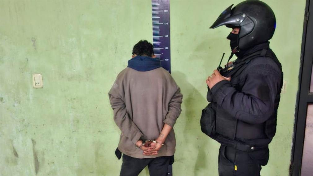 Lo sorprendieron con una mochila robada y quedó aprehendido