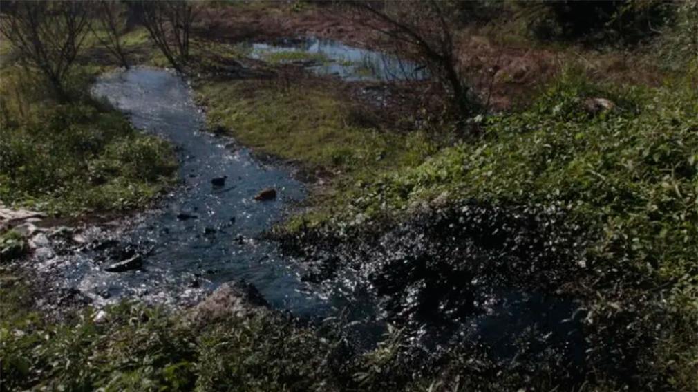 Contaminación ambiental: temor por el desecho de residuos asfálticos en una laguna chaqueña